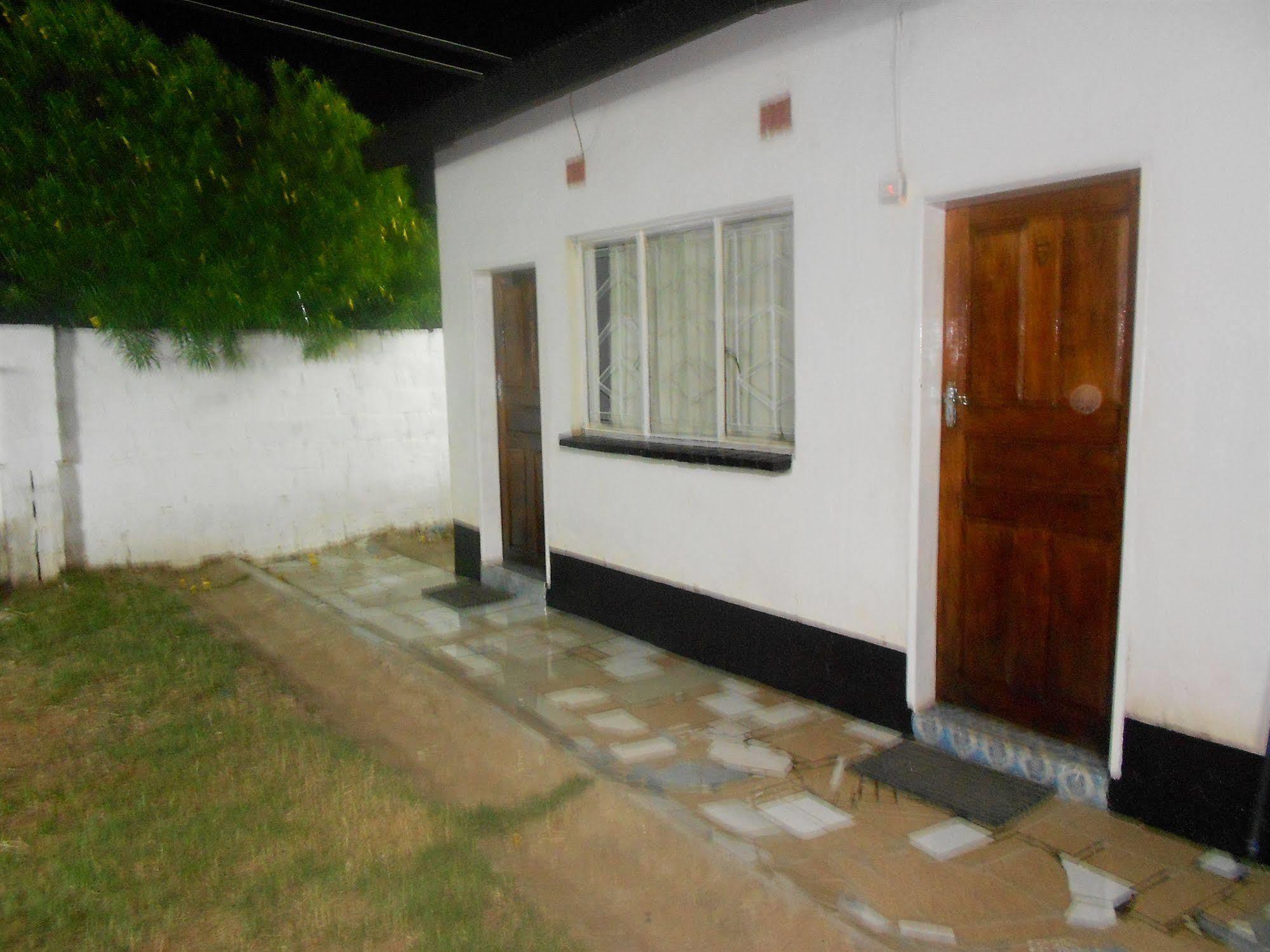 Comfort Corner Guesthouse Лівінґстон Екстер'єр фото